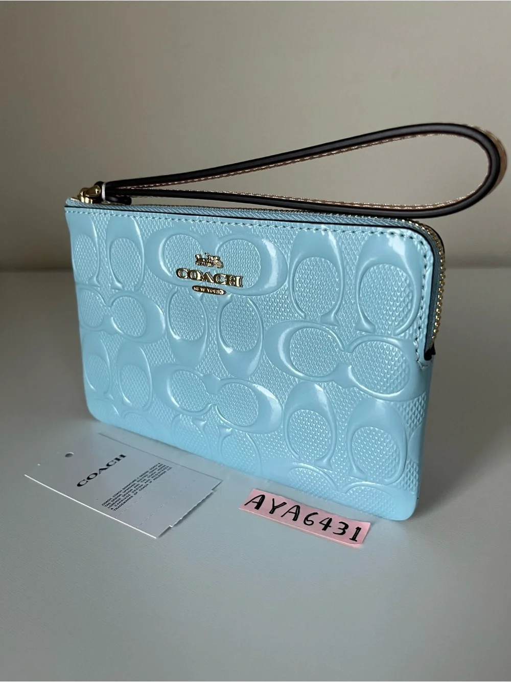 Coach Corner Zip Wristlet In Signature Leather🎈🎈
